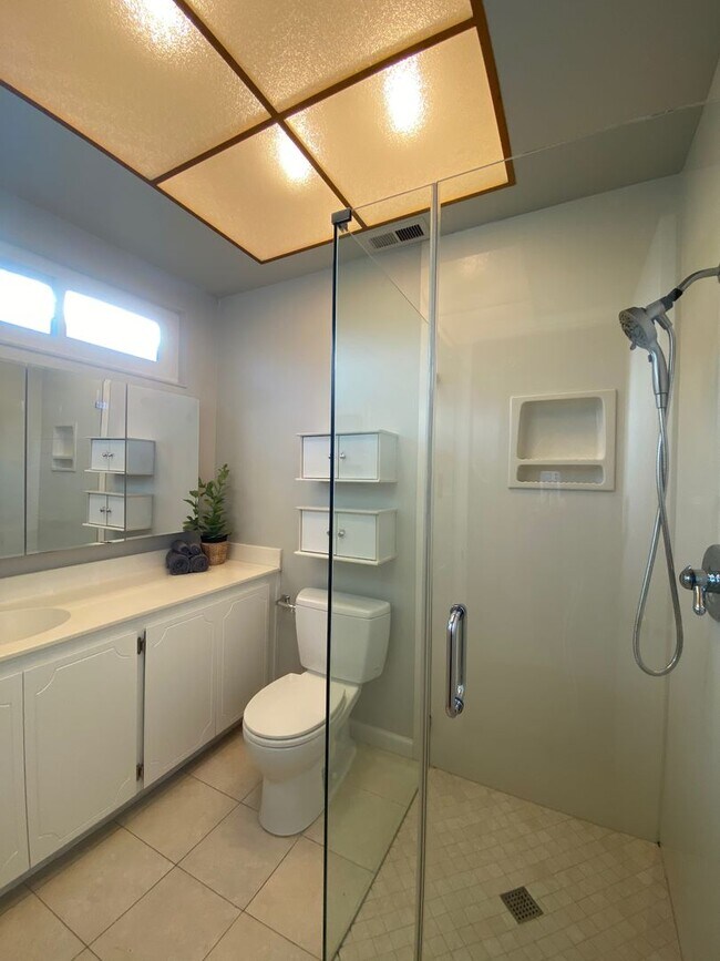 Building Photo - Beautiful 3 BDRM, 2 BATH Home w/ American ...