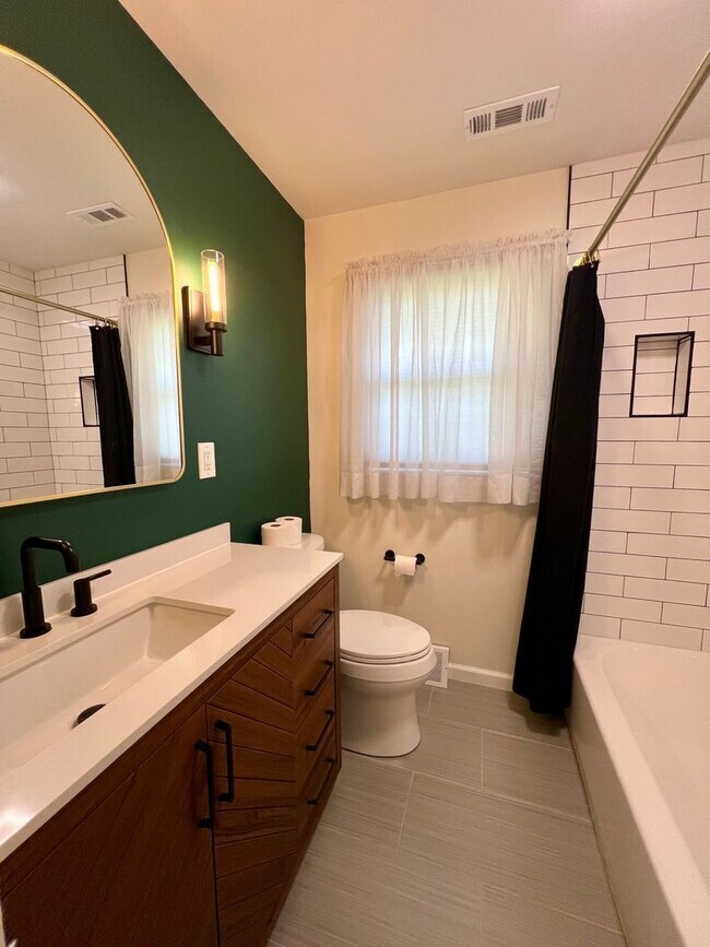 Building Photo - 3-Bedroom Single Family Home in Bristol! A...
