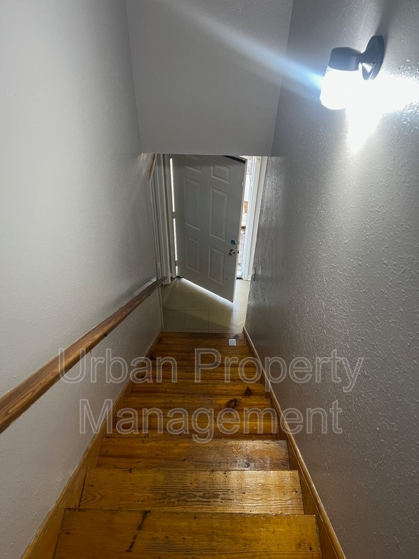 Building Photo - 713 Regent Pl