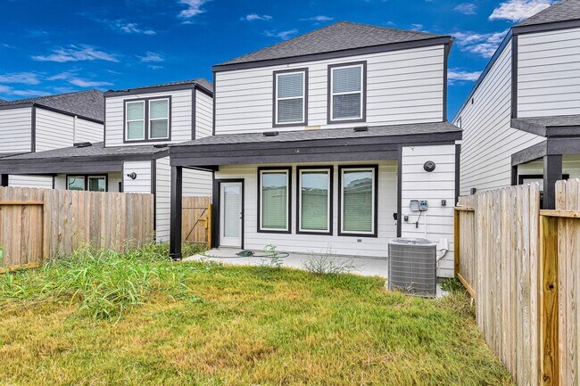 Building Photo - 3002 Crown Gate Dr