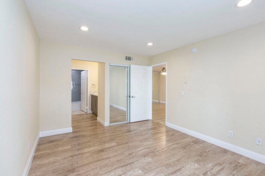 Building Photo - 5525 Canoga Ave