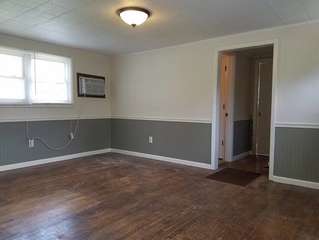 Building Photo - Two Bedroom House With Spacious Yard On Whipple Drive