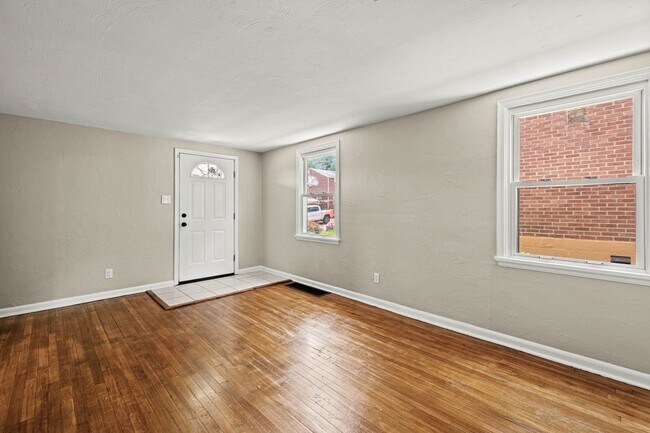 Building Photo - Newly renovated 3 bedroom home in McKees Rocks available now!