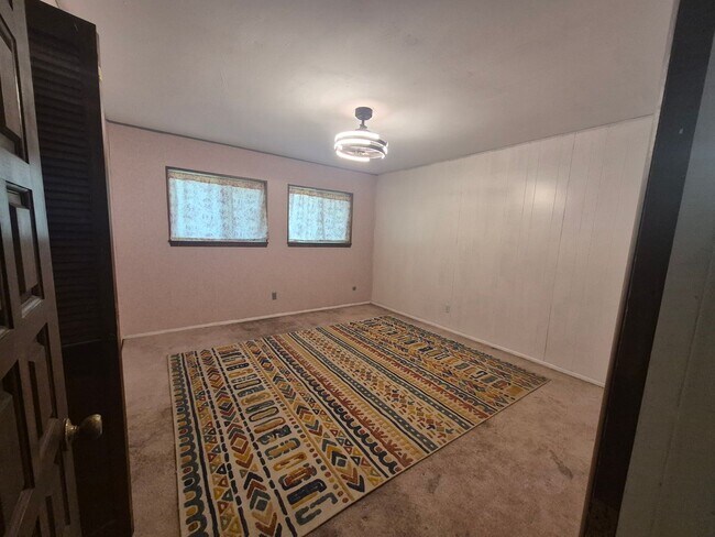 Building Photo - Spacious 4 bedroom 2 bath