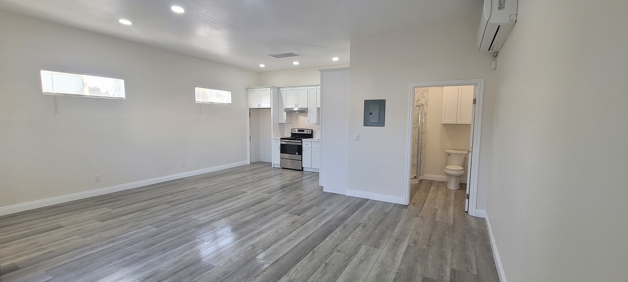 Building Photo - 428 S Sultana Ave