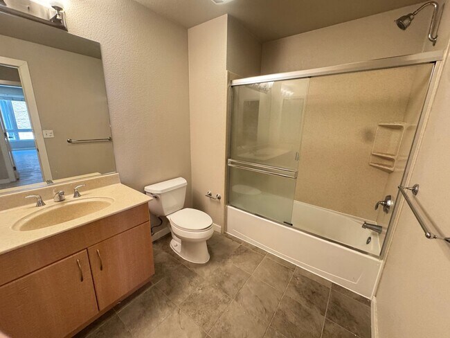 Building Photo - 1BED/1BATH CONDO AVAILABLE FOR RENT NEAR LAKE MERRIT IN  DOWNTOWN OAKLAND, CA!!!