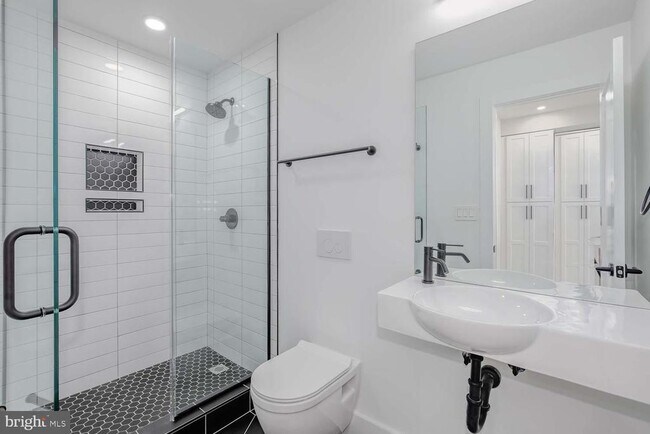 Building Photo - 722 Kenyon St NW