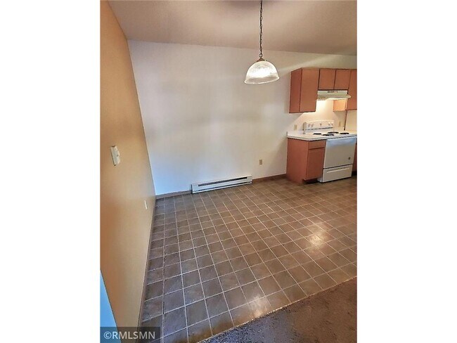 Building Photo - 560-580 Spring St