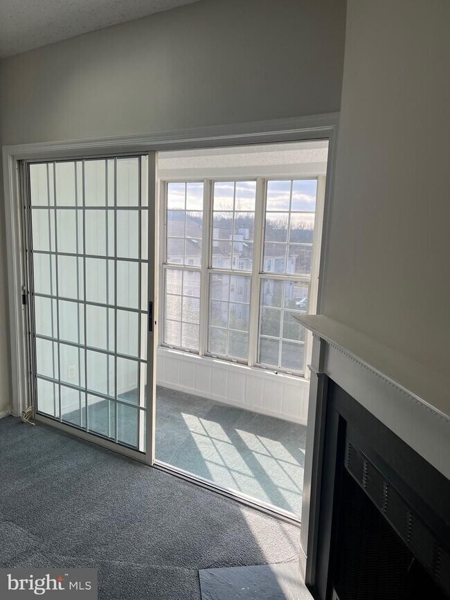 Building Photo - Top Floor, 2 BR Condo at Fox Chapel