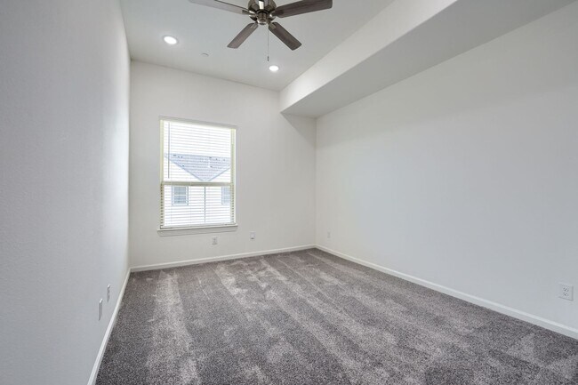 Building Photo - 4-bed, 2.5-bath Luruary Townhome in Frisco