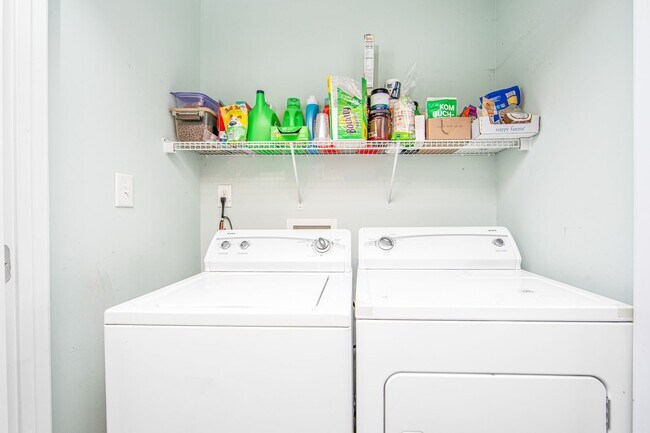 Building Photo - Good size home East of Raeford