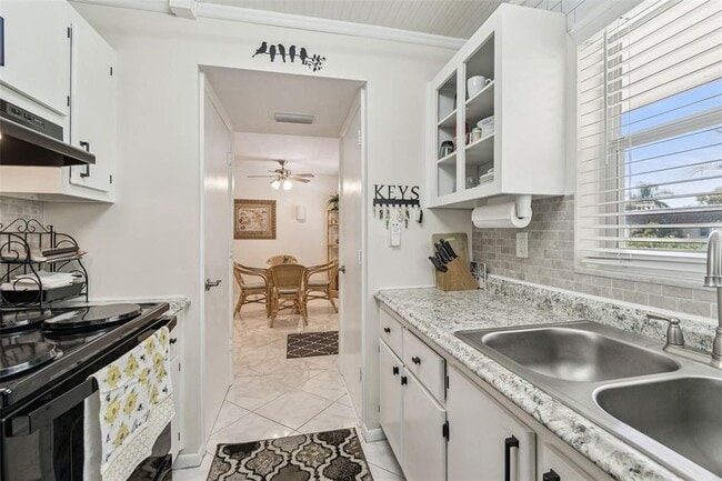 Building Photo - 2750 E Bay Dr