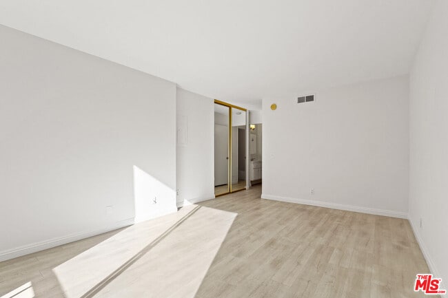 Building Photo - 10747 Wilshire Blvd