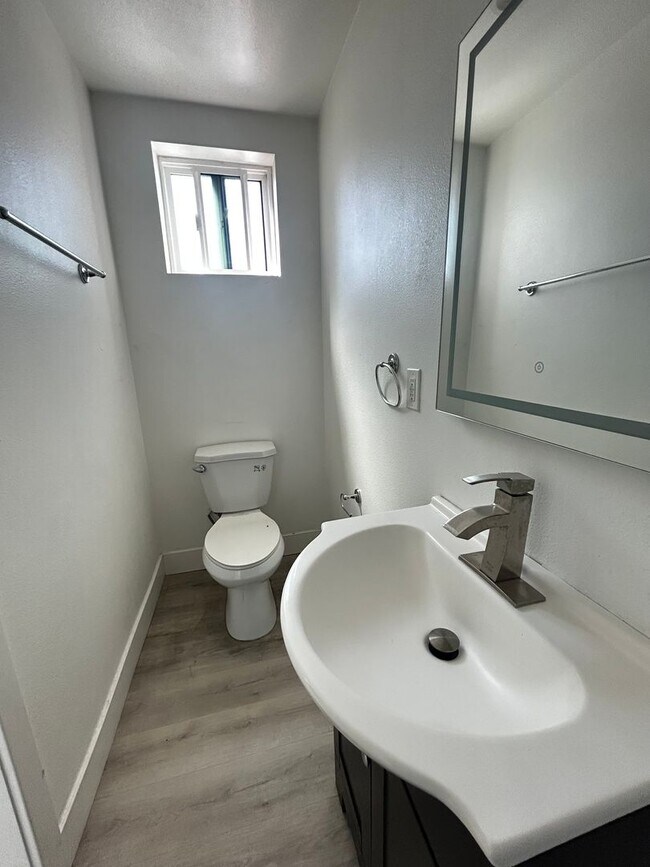 Building Photo - PRIVATE ROOM WITH PERSONAL BATHROOM & SHOWER