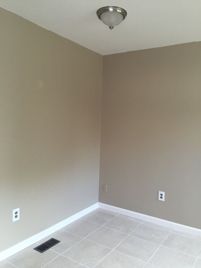 Building Photo - 3 Bed 2 bath Kensignton Rancher
