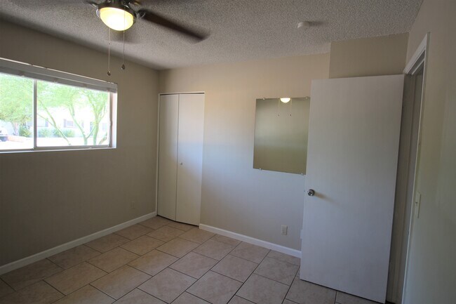 Building Photo - 1130 W 9th St