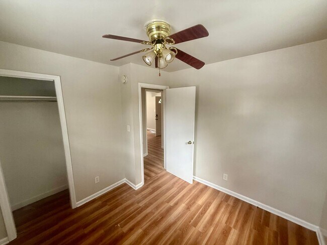 Building Photo - Two bedroom, 1 bath house in Burlington