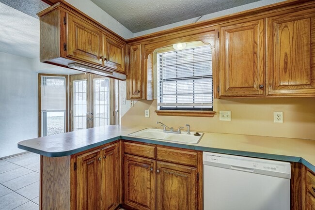 Building Photo - 4 Bed 2 Bath in Moore School District