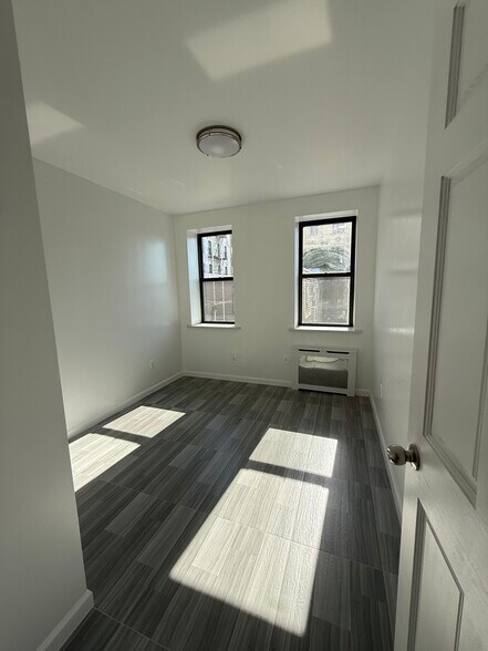 Building Photo - 1584 W 10th St