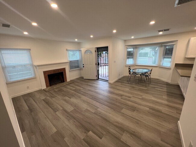 Building Photo - 7512 Tampa Ave