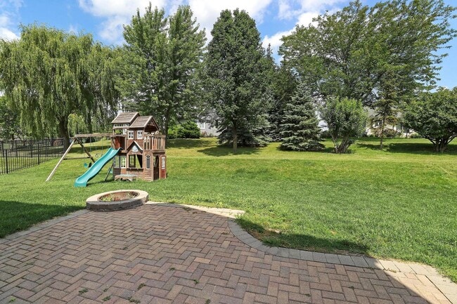 Building Photo - 643 Seneca St