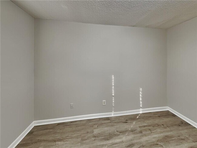 Building Photo - 5022 Hawthorne Ct