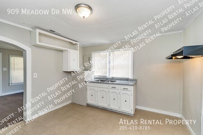 Building Photo - 909 Meadow Dr NW