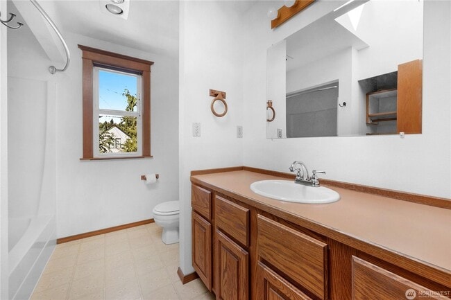 Building Photo - 3 bedroom 2.5 bathroom single family house...