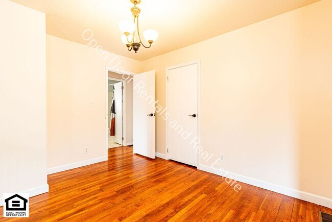 Building Photo - Charming 3 Bedroom Home with Fantastic Outdoor Space - Animals Welcome!