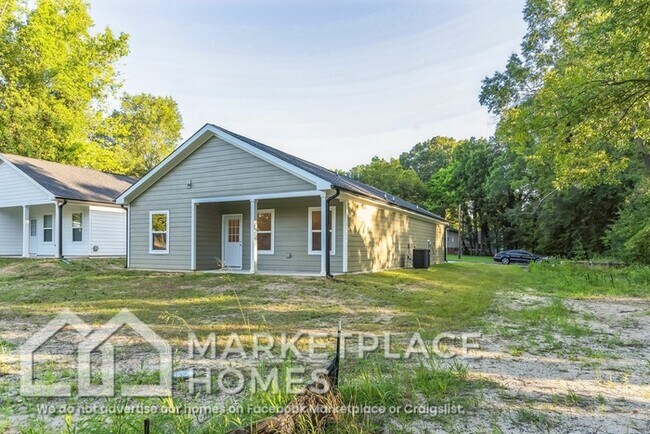 Building Photo - 3910 Standish Dr