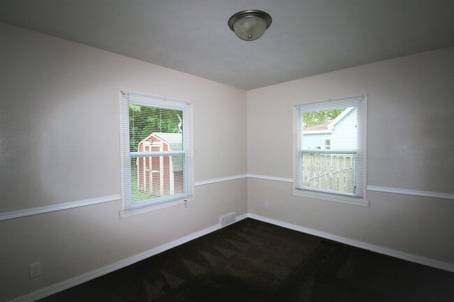 Building Photo - 2 BR home in West Davenport