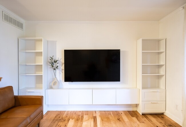 Building Photo - 531 Longshore Dr