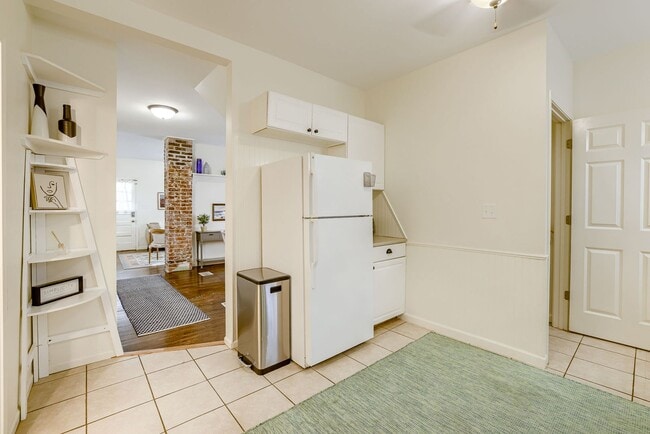 Building Photo - Charming 2 Bedroom with Fenced Yard & Parking Near Old Market!