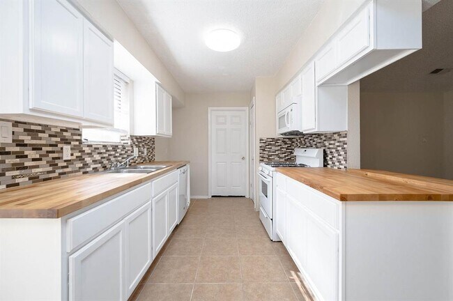 Building Photo - 10707 Forest Leaf Dr