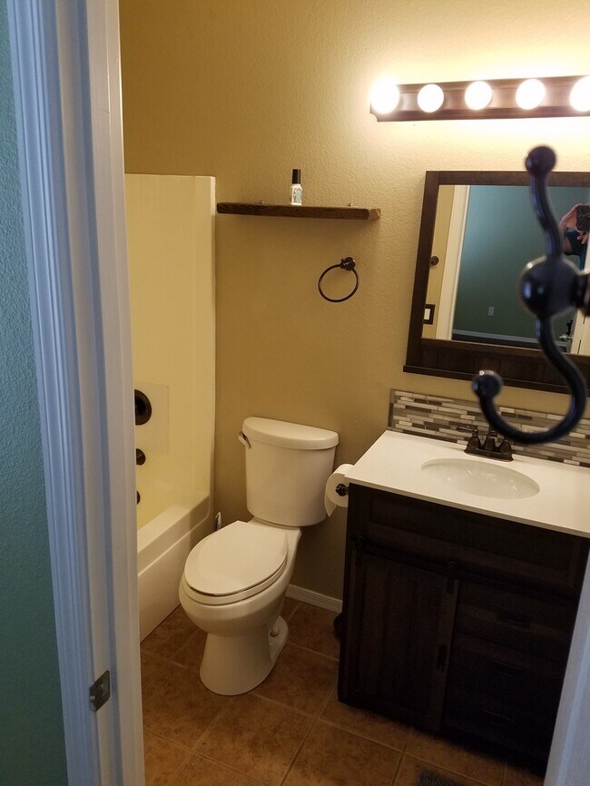 Building Photo - Beautiful 3/2 plus a den for rent near 27th Ave. & Roeser Rd.