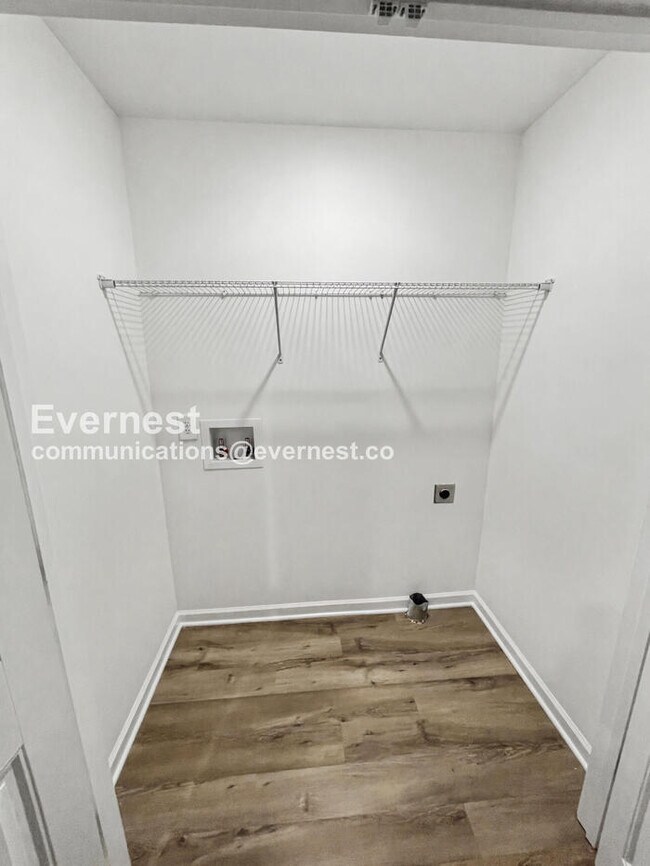 Building Photo - 3 Bed, 2.5 Bath Home with Fenced Yard & Garage / Available Now!