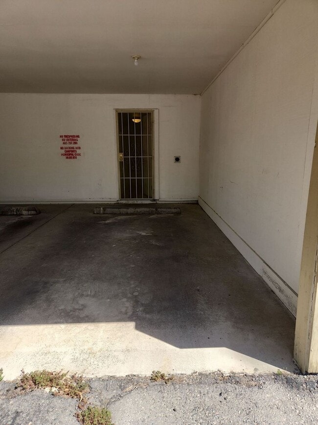 Building Photo - 2 BED, 1 BATH TOWNHOUSE CLOSE TO UNLV!!!!