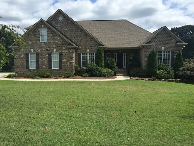 Building Photo - Beautiful Brick Home in NW School District
