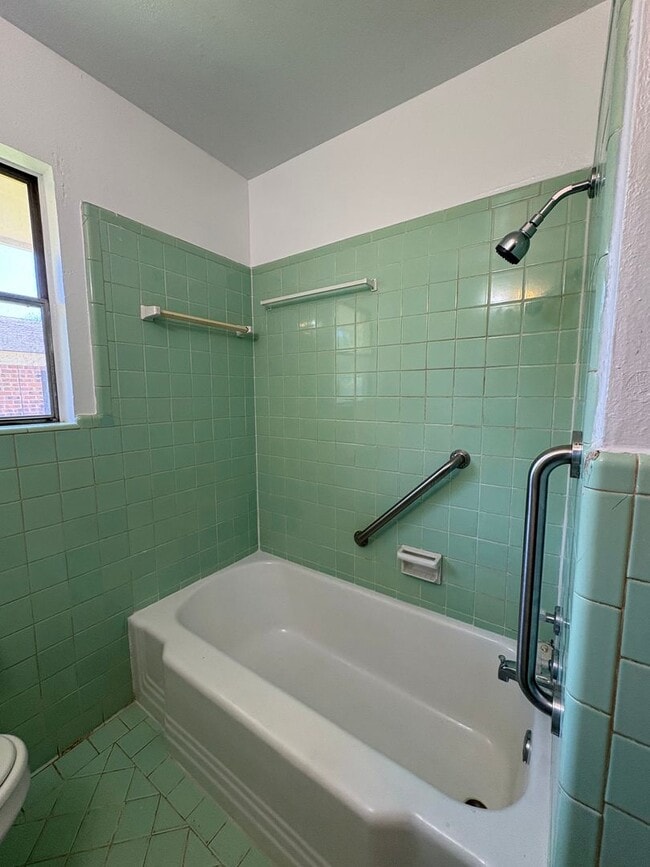 Building Photo - Gorgeous 4 bedroom/1 bath with Central Air and Heat!