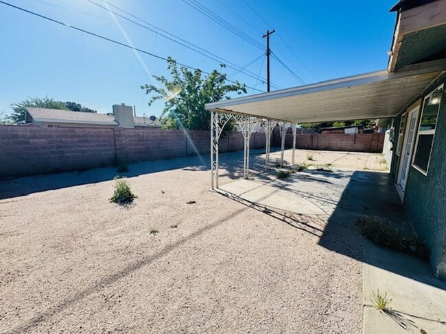 Building Photo - Gorgeous Remodeled 4+2 - $3100