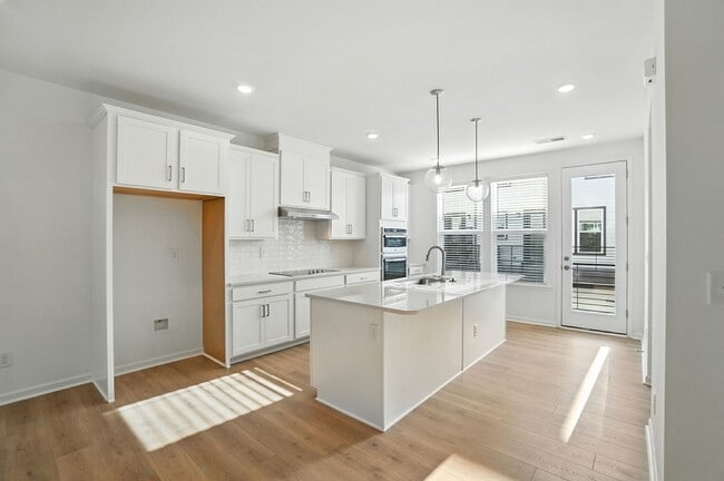 Building Photo - Brand-new three-story townhome in the Univ...