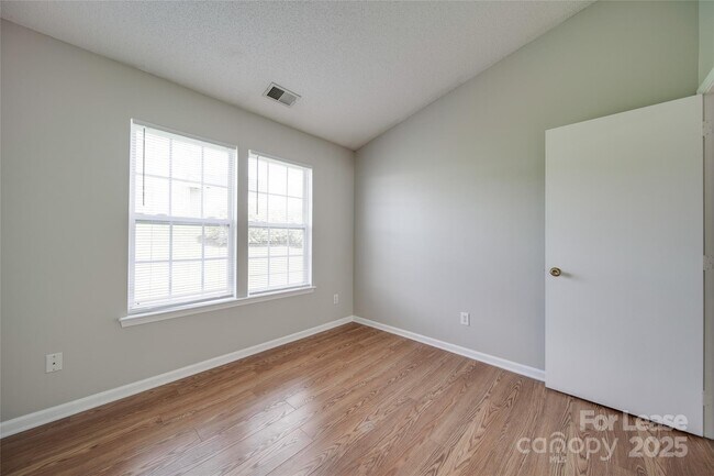 Building Photo - 120 Lantana Dr