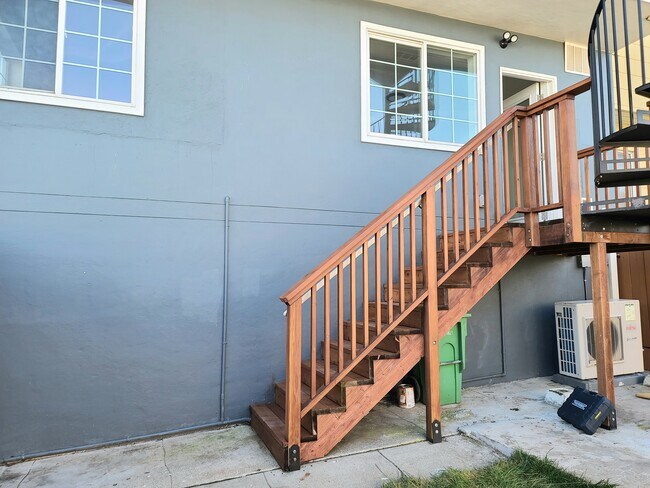 Building Photo - 2215 Rivera St