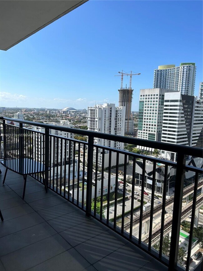 Building Photo - 999 SW 1st Ave