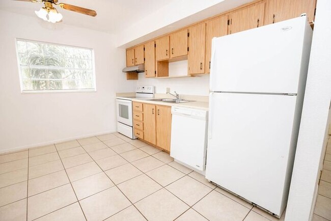 Building Photo - Beautiiful Palm Gardens 2 bedroom, 1 bath ...