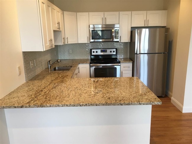 Building Photo - 875 Elm St