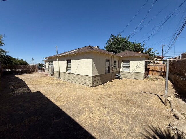 Building Photo - 511 Philippine St