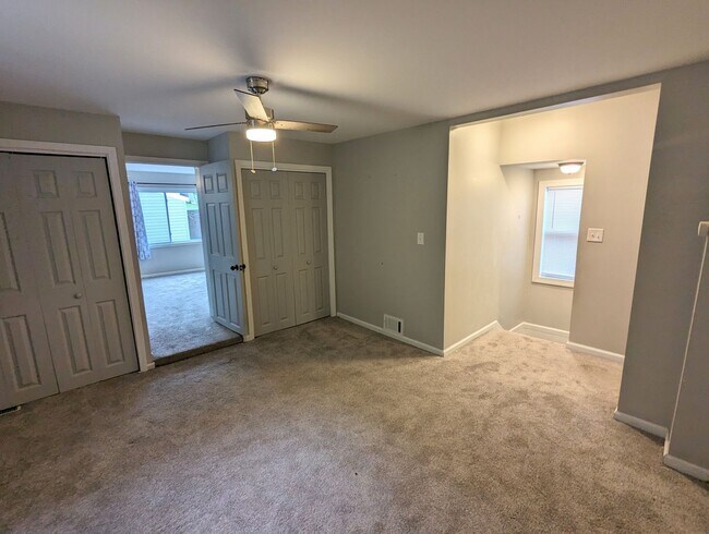 Building Photo - Spacious 3 bedroom 2.5 Bathroom Single Family Home (Mt Washington)