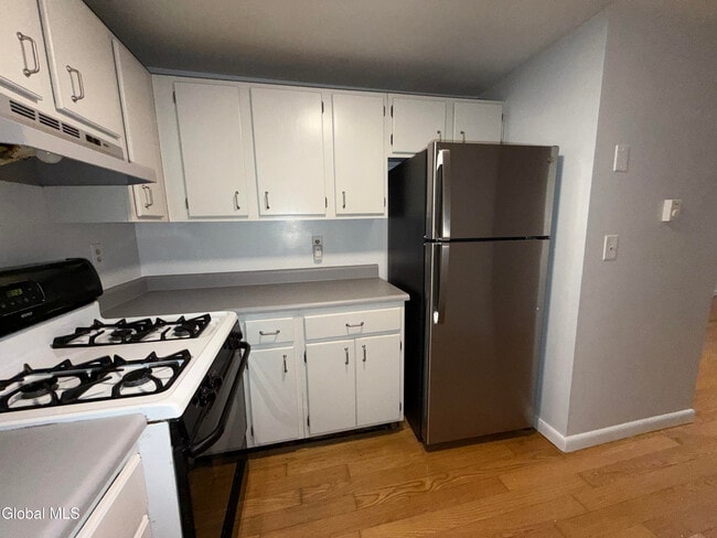 Building Photo - 52 Elm St