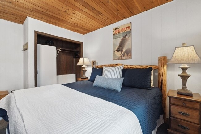 Building Photo - 1 Bedroom, 1 Bath Condo on Whitefish Lake